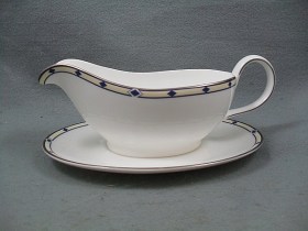 Geometrix Gravy Boat & Stand