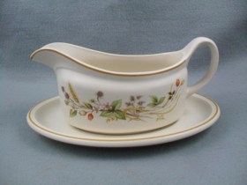 Harvest Gravy Boat & Stand /Straight Sides