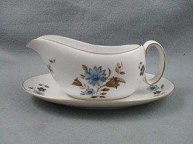 Lucerne Gravy Boat & Stand