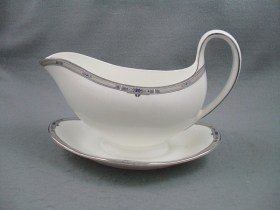 Amherst Gravy Boat - Attached Underplate